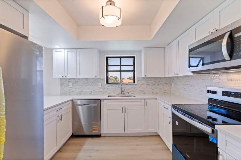 2 bedroom Condominium at 809 HAMMOCK PINE BOULEVARD, HAMMOCK PINE VILLAGE, CLEARWATER — photo 3
