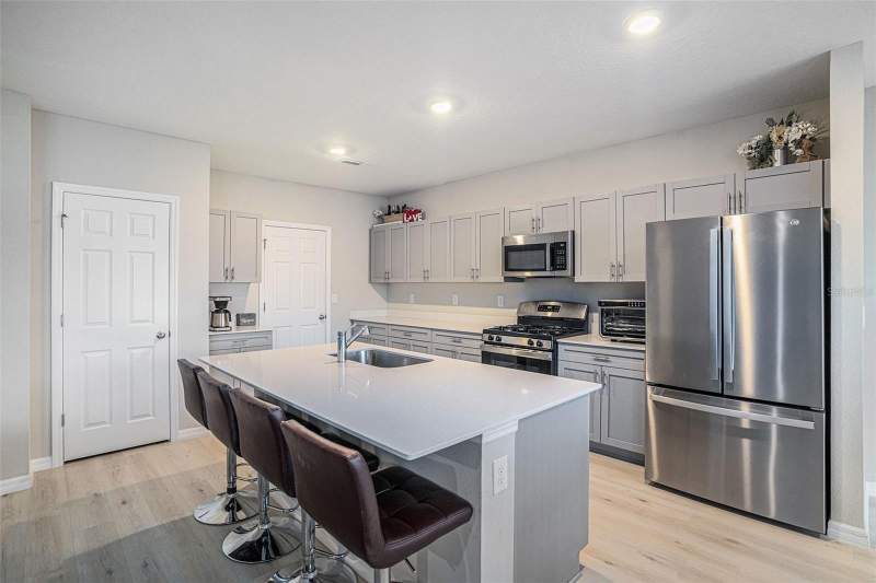4 bedroom Single Family Residence at 12940 Hawkstone Trail Boulevard, Hinton Hawkstone Ph 2A & 2B2, Lithia — photo 2