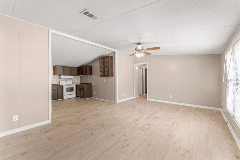 4 bedroom Manufactured Home at 201 N 5th Street, Bithlo, Orlando — photo 4