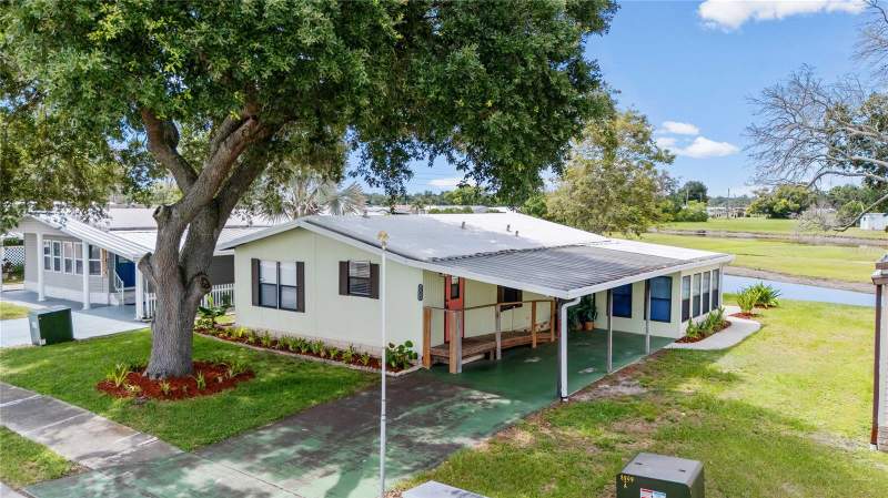 2 bedroom Manufactured Home at 36428 Malibu Way, Oaks Royal, Zephyrhills — photo 1