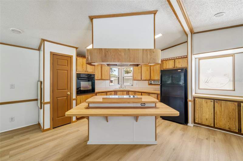 2 bedroom Manufactured Home at 1004 Ann Avenue, Lady Lake Orange Blossom Gardens Unit 06, Lady Lake — photo 3