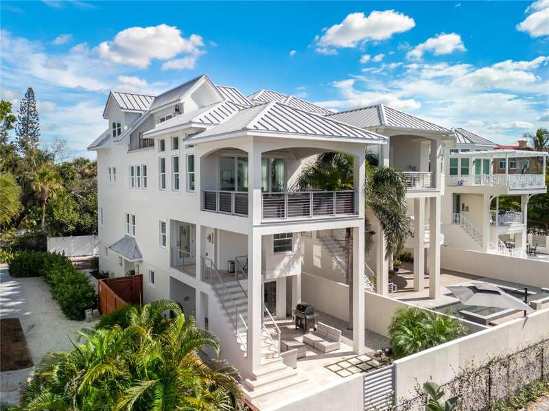 4 bedroom Single Family Residence at 116 Garden Lane, Siesta, Sarasota — photo 1