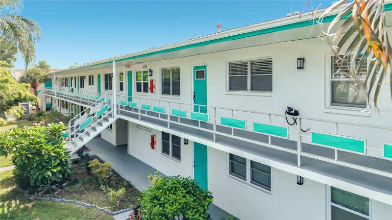 2 bedroom Condominium at 6100 21st Street #17, Town Apts Condo, St Petersburg — photo 1