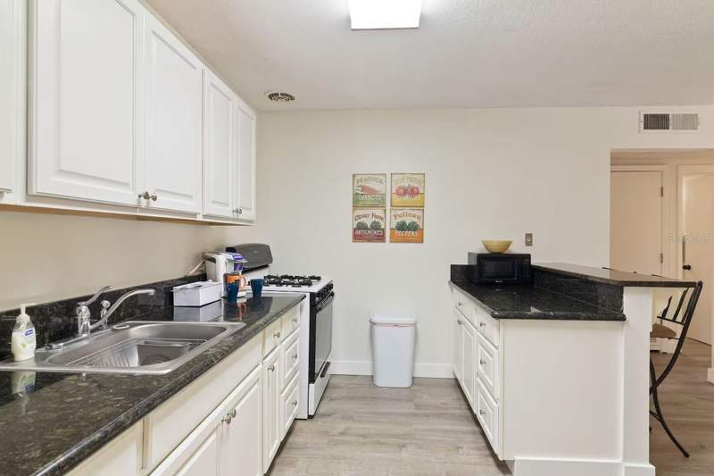 2 bedroom Condominium at 1700 SW 16th Court #K24, Summit House, Gainesville — photo 4