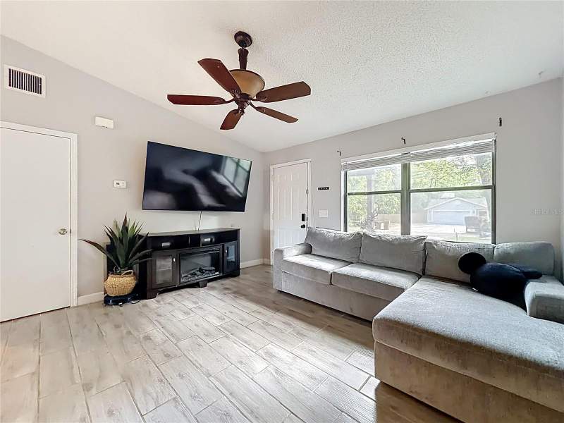 2 bedroom Single Family Residence at 31427 Ghent Avenue, Mount Plymouth, Mount Plymouth — photo 5