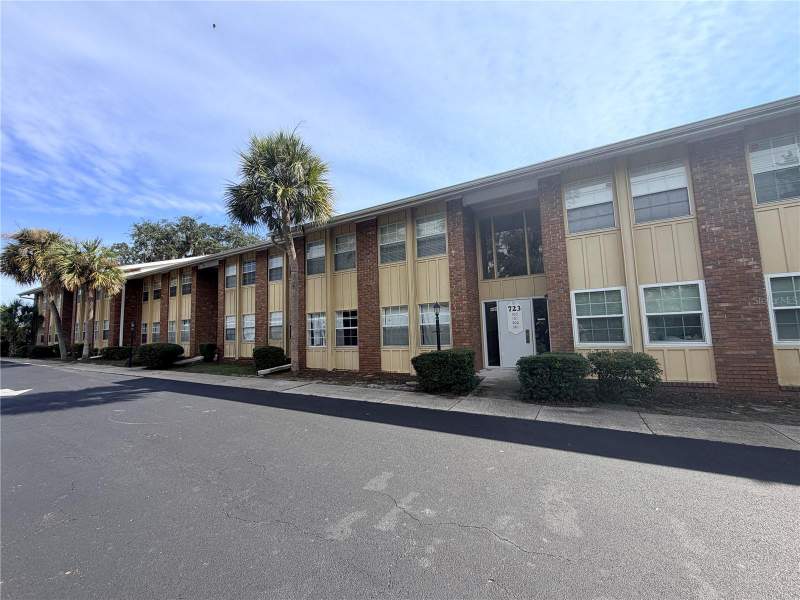 2 bedroom Condominium at 723 Perkins Street #200, Leesburg Oakhurst At Leesburg Condo, Leesburg — photo 2
