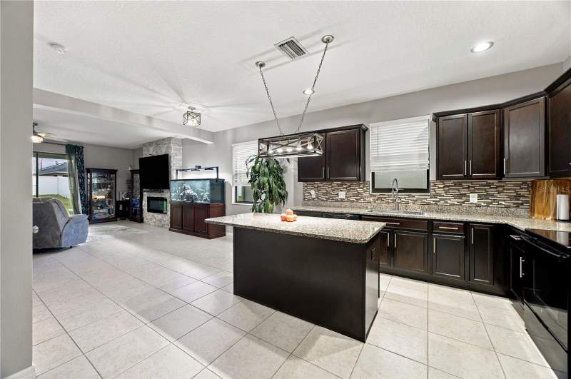 5 bedroom Single Family Residence at 837 Old Windsor Way, Villages At Avalon 3B-2, Spring Hill — photo 3