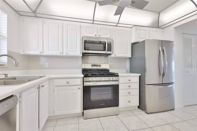 1 bedroom Condominium at 5980 Shore Boulevard #907, Town Shores Of Gulfport, Gulfport — photo 4