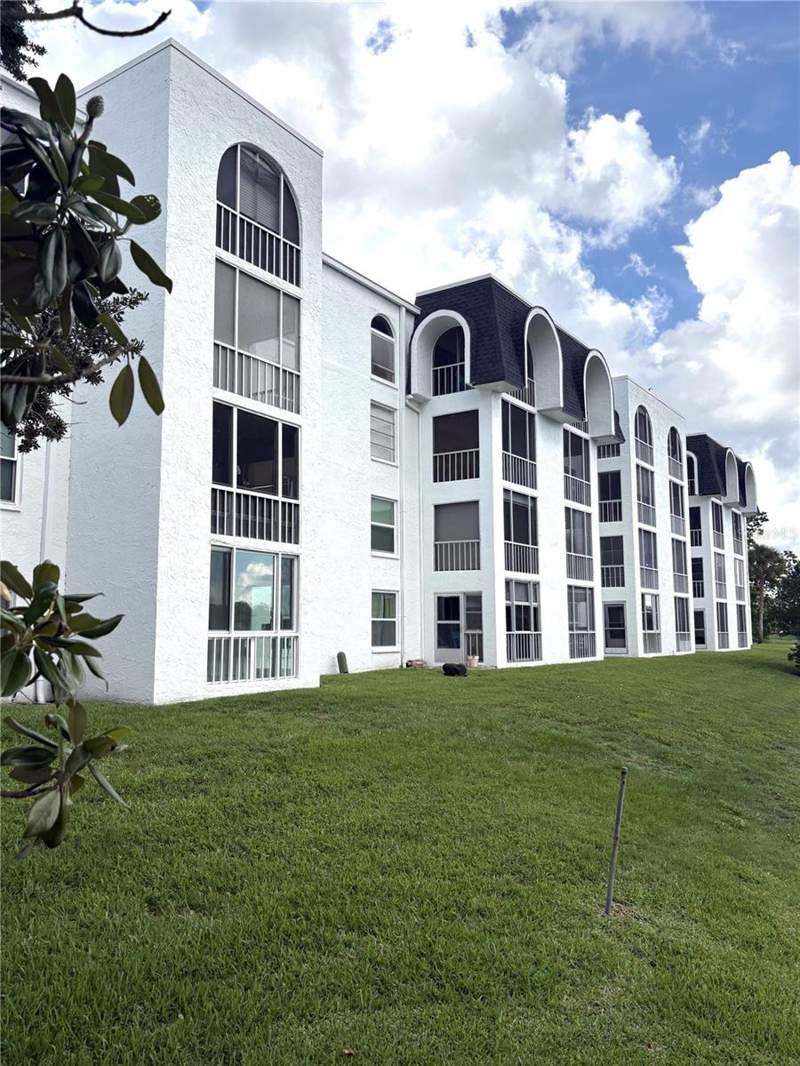 2 bedroom Condominium at 1200 37th Street #107, Library Lake Condo Apts, St Petersburg — photo 2