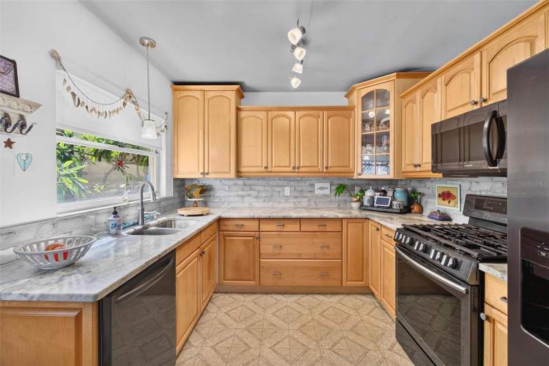 4 bedroom Single Family Residence at 690 2nd Street, South Green Spgs Rep Of Blks 3 4 28 29 30 31 32, Safety Harbor — photo 5