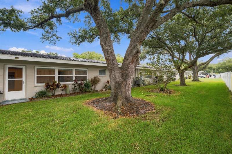 2 bedroom Villa at 11200 102nd Avenue #64, Twin Oaks Apts, Seminole — photo 4