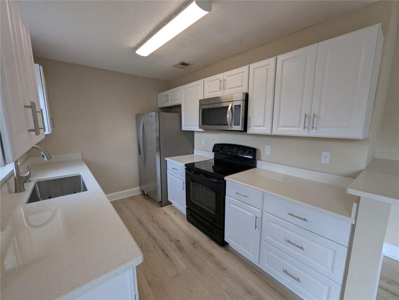 3 bedroom Single Family Residence at 1209 Mohrlake Drive, Heather Lakes Unit Xvii, Brandon — photo 5