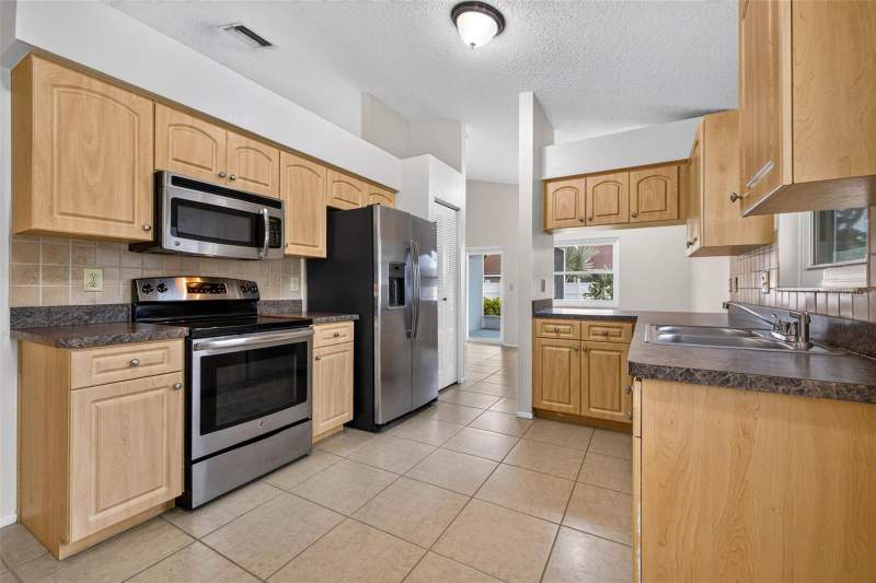3 bedroom Single Family Residence at 5910 Button Quail Court, A Por Of Meadowglen, Tampa — photo 5