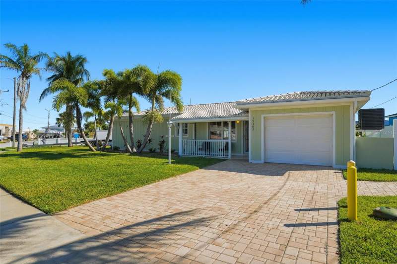 2 bedroom Single Family Residence at 15302 Harbor Drive, Lone Palm Beach 5th Add Blk 29 Rep, Madeira Beach — photo 3