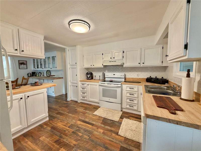 2 bedroom Mobile Home at 103 Tamarisk Way, Hawthorne At Leesburg A Coop, Leesburg — photo 4