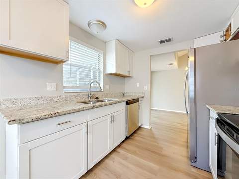 7606 Woodland Oaks Court, Tampa FL - photo 8 of 34
