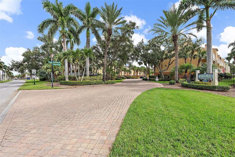 3 bedroom Townhouse at 551 Sandy Hook Road, Village Of Paradise Island, Treasure Island — photo 3