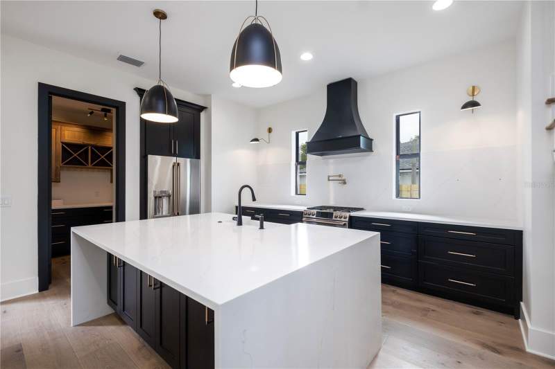 5 bedroom Single Family Residence at 818 W Kentucky Avenue, Riverside North, Tampa — photo 3