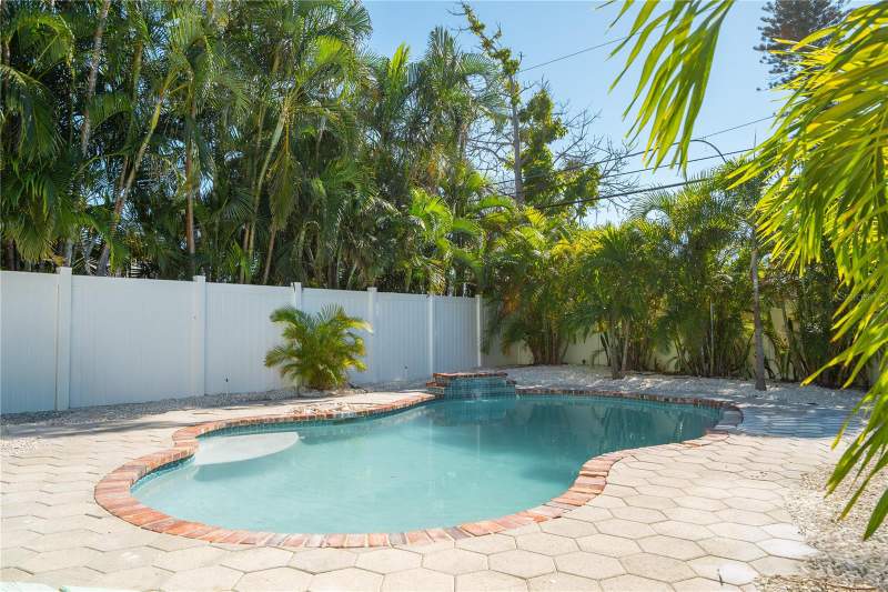 4 bedroom Single Family Residence at 3310 E Maritana Drive, Don Ce-Sar Place, St Pete Beach — photo 3