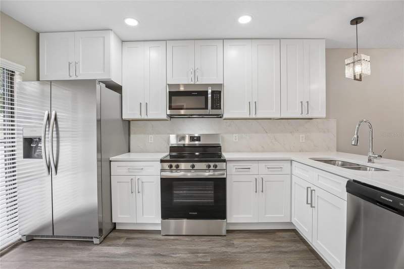 2 bedroom Townhouse at 717 Oak Park Place, Oak Park Twnhms, Brandon — photo 2
