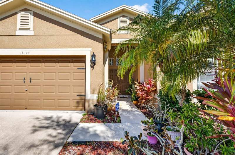 4 bedroom Single Family Residence at 11013 Rockledge View Drive, South Fork Unit 6, Riverview — photo 2