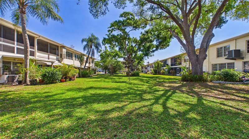 Clearview OaksCondos for Sale in Kenneth City, FL