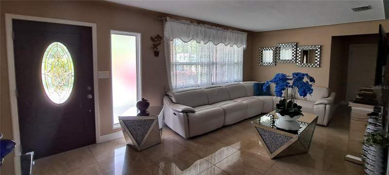 5 bedroom Single Family Residence at 3964 22nd Avenue, Harshaw Lake 2, St Petersburg — photo 2