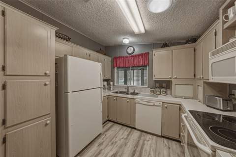 35921 Tanda Circle, Zephyrhills FL - photo 12 of 45