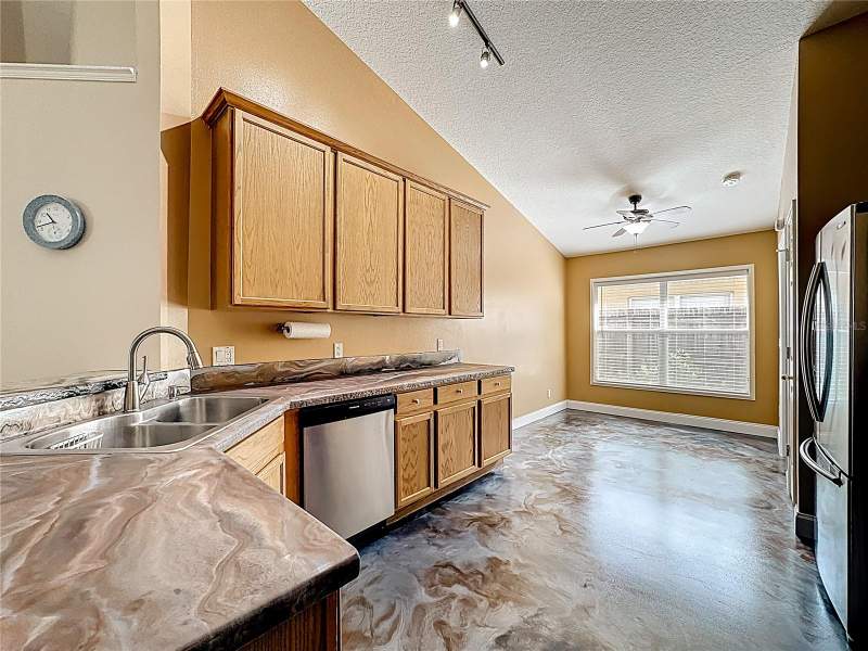 4 bedroom Single Family Residence at 7116 Colony Pointe Drive, Lake St Charles Unit 10, Riverview — photo 4