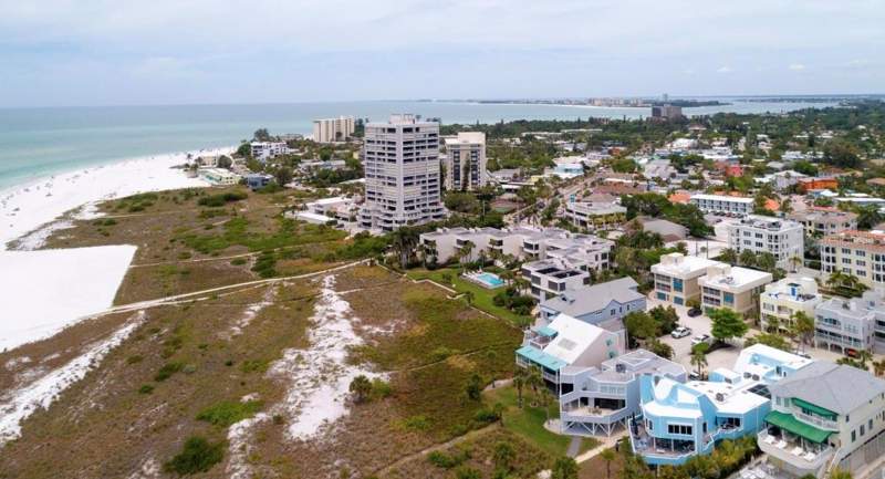 4 bedroom Single Family Residence at 749 Siesta Drive, Bay Island, Sarasota — photo 3