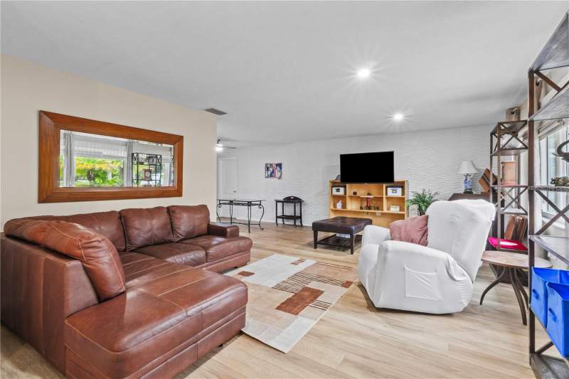 3 bedroom Single Family Residence at 3614 Pembrook Drive, Village Green Club Estates, Sarasota — photo 4