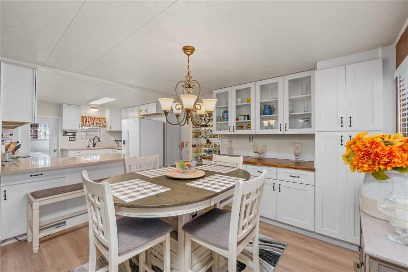 2 bedroom Mobile Home at 288 Salem Avenue #3, Lake Tarpon Mobile Home Village, Palm Harbor — photo 3