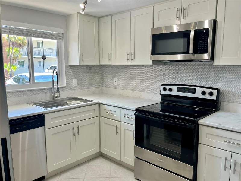 2 bedroom Condominium at 4550 OVERLOOK DRIVE #156, LAKE OVERLOOK APTS, ST PETERSBURG — photo 4