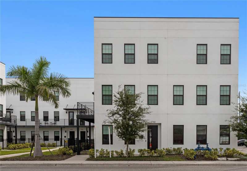 3 bedroom Townhouse at 2724 5th Avenue, Canvas Twnhms, St Petersburg — photo 1