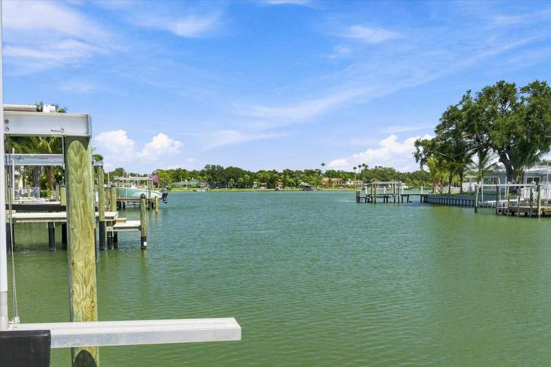 3 bedroom Single Family Residence at 7852 CAUSEWAY BOULEVARD, SOUTH CSWY ISLE SUB, ST PETERSBURG — photo 4