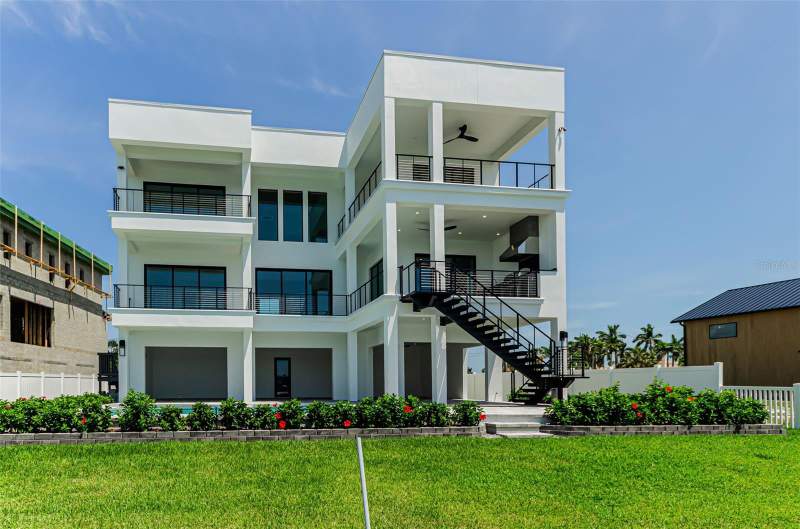 5 bedroom Single Family Residence at 43 Dolphin Drive, Paradise Island 1st Add, Treasure Island — photo 3