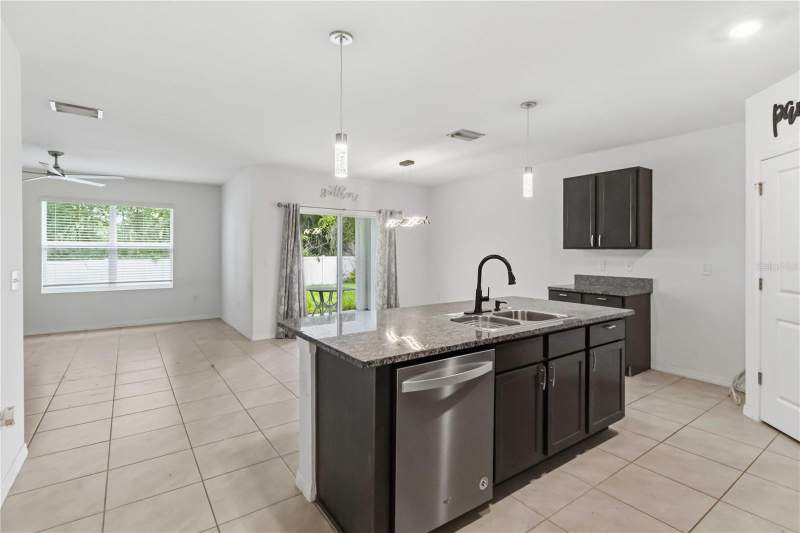 4 bedroom Single Family Residence at 1702 Johnson Pointe Drive, Johnson Pointe, Plant City — photo 5