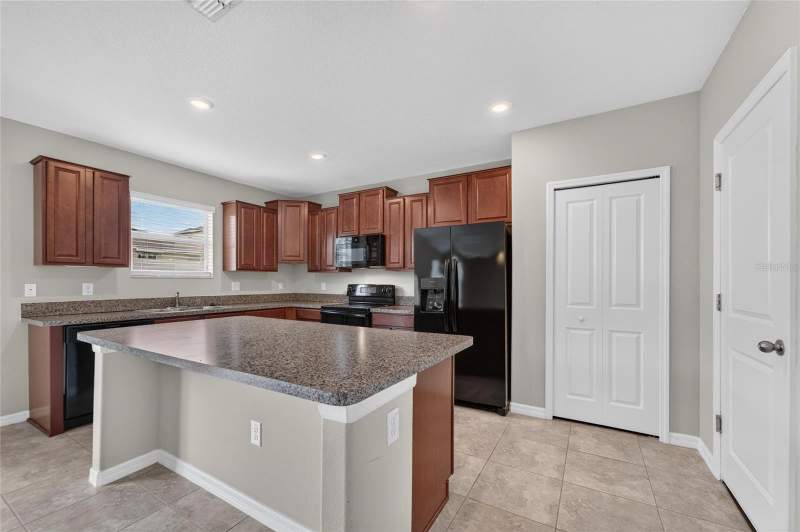 4 bedroom Single Family Residence at 215 English Heritage Place, Dover Road Sub, Dover — photo 2