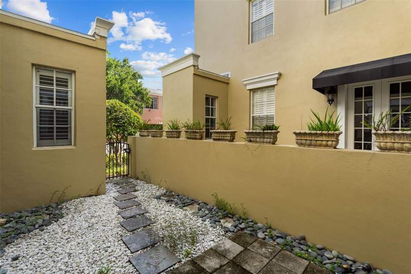 3 bedroom Townhouse at 2419 Victoria Gardens Lane, Victoria Park Soho Twnhms, Tampa — photo 4