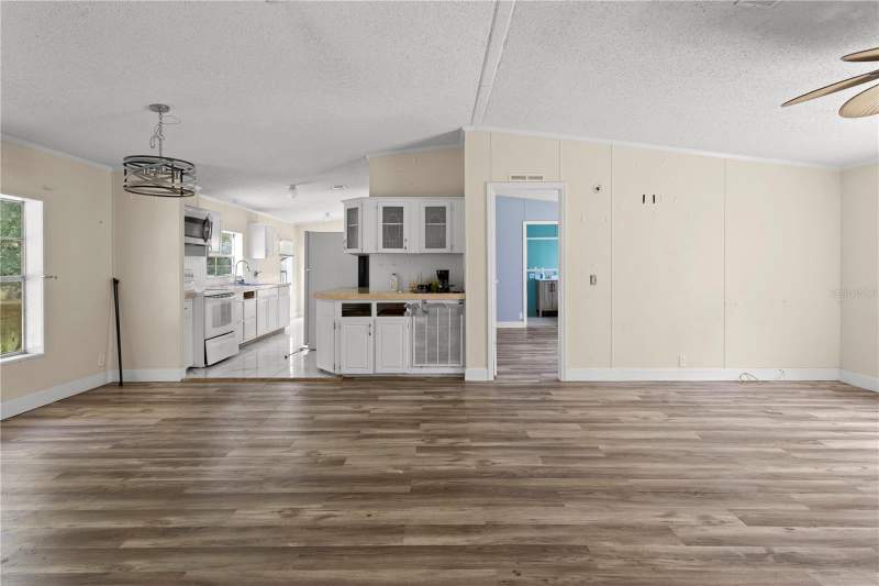 2 bedroom Manufactured Home at 24027 NW 183rd Avenue, D E Whetstone Addn-H Spgs, High Springs — photo 2