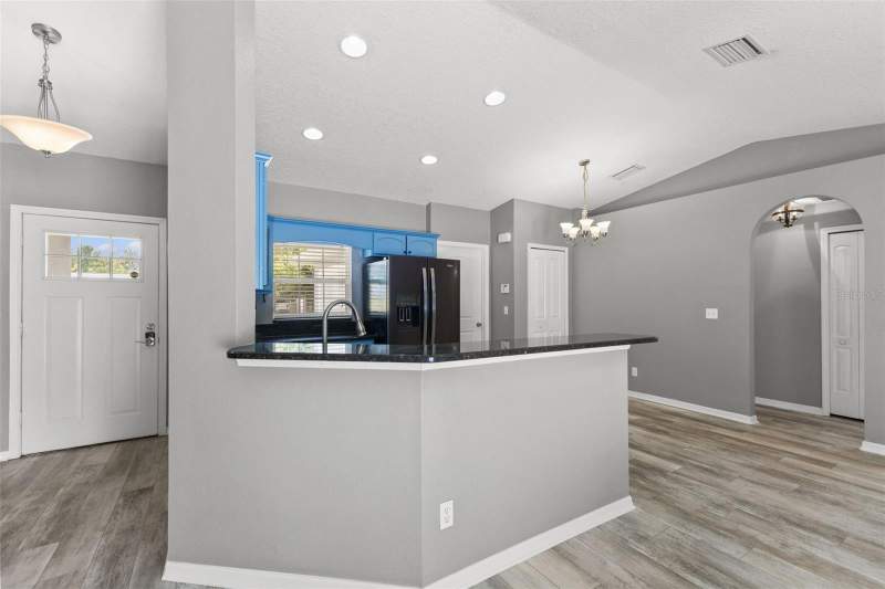 3 bedroom Single Family Residence at 560 Robin Hill Circle, Brandon Estates, Brandon — photo 5
