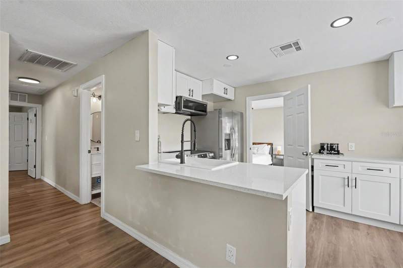 3 bedroom Single Family Residence at 102 Shore Drive, Tampashores Hotel Plaza Sec, Oldsmar — photo 4