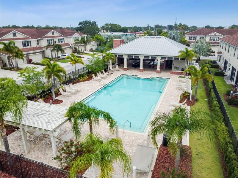 3 bedroom Townhouse at 5252 6TH WAY, COLONNADE, ST PETERSBURG — photo 2