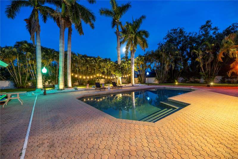 6 bedroom Single Family Residence at 4930 Sandpiper Lane, Dolphin Cay-Phase 1, St Petersburg — photo 3