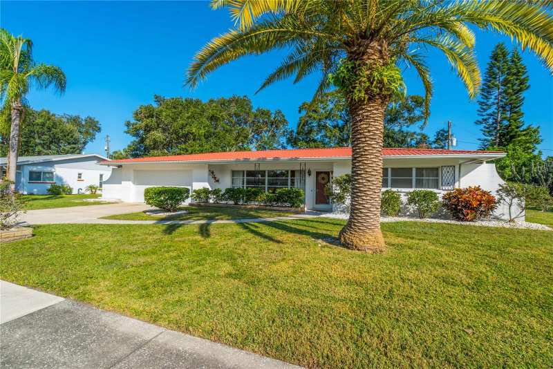 2 bedroom Single Family Residence at 2521 Webber Street, South Gate, Sarasota — photo 1
