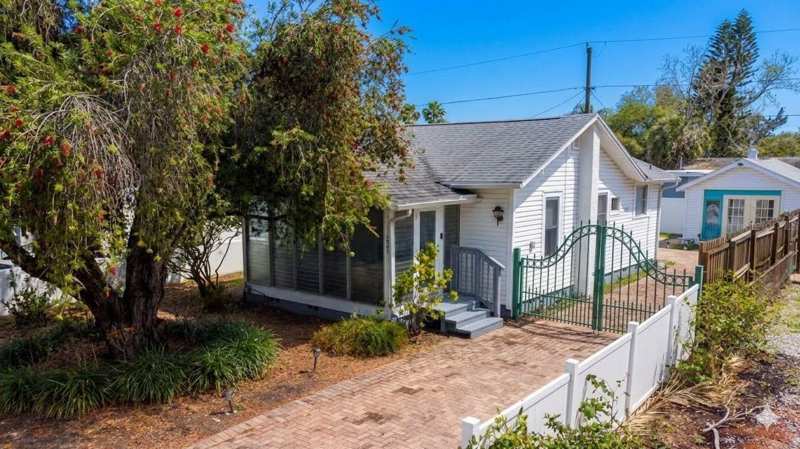 2 bedroom Single Family Residence at 2907 Clinton Street, Boca Ceiga Park, Gulfport — photo 1