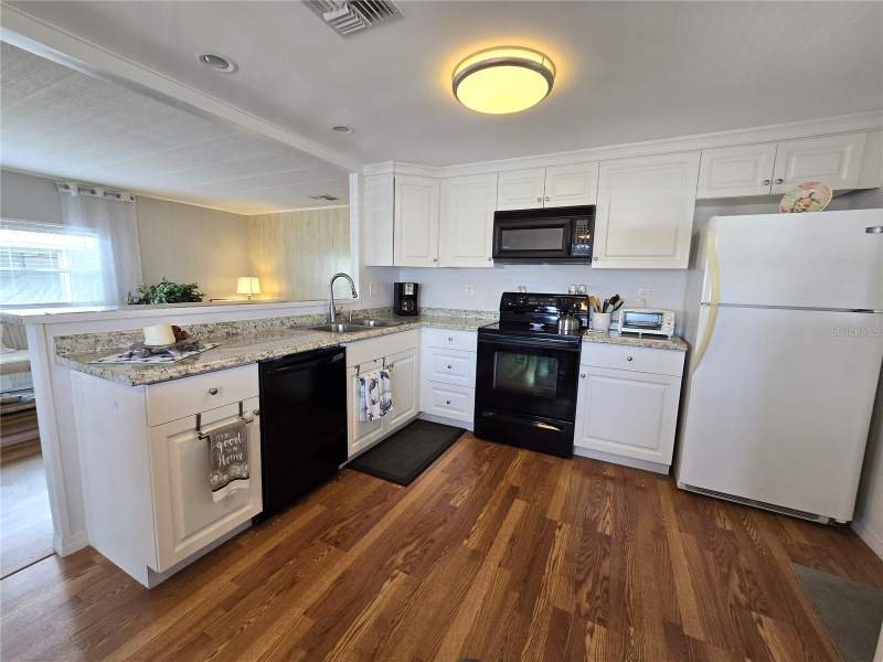2 bedroom Manufactured Home at 2122 Waterview Drive, Lake Conley Mhp, Holiday — photo 4