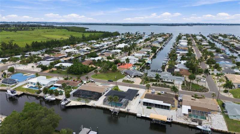 3 bedroom Single Family Residence at 9911 Royal Palm Drive, San Remo Shores, Bradenton — photo 2