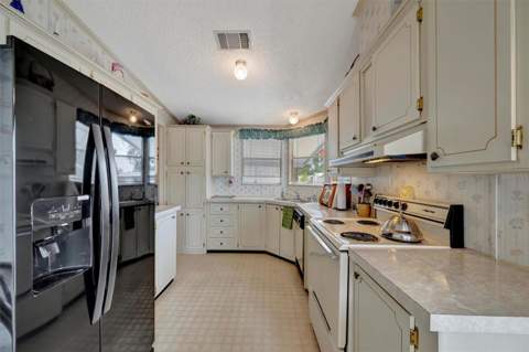 106 N Saint George Circle, Apollo Beach FL - photo 6 of 45