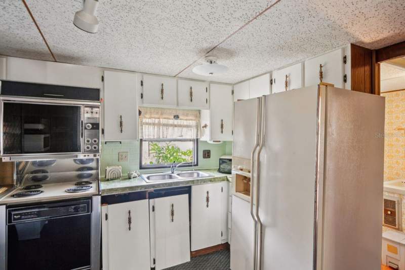 4 bedroom Mobile Home at 9310 Kiowa Dr, Griffin Park, New Port Richey — photo 2